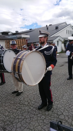 Venter på siste oppmarsj Foto: Knut Kr. Nordlid