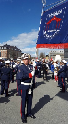 1. mai 2017: Flott fanebærer Foto: Linda Aune