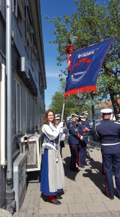 Gjeste-fanebærer i Folketoget: Bente Gussiaas Foto: Elisabeth E. Ellevsen