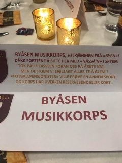 Bordkort med dikt til alle korpsene Foto: Mari H. Bakken