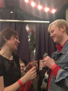 En rose til OBO-solist Sivert Foto: Mari H. Bakken